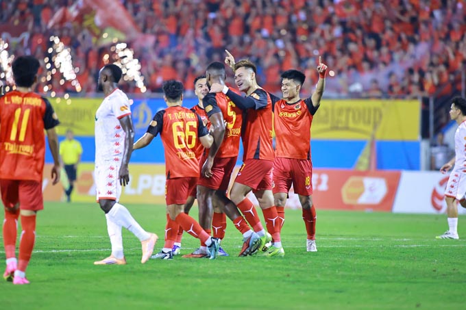 Ninh Bình giành lại vị trí thứ 3 từ tay Hà Nội FC - Ảnh: Đức Cường