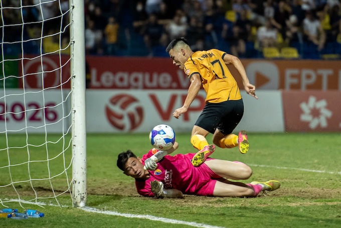 Chơi lép vế so với Hà Nội, nhưng Thanh Hoá vẫn có nhiều phen khiến thủ môn Văn Chuẩn của đội khách phải thót tim. Ảnh: CTV