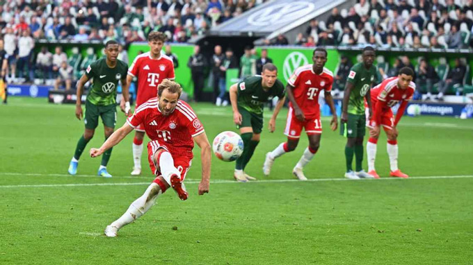 Kane có vẻ trượt chân ở quả penalty hỏng ăn