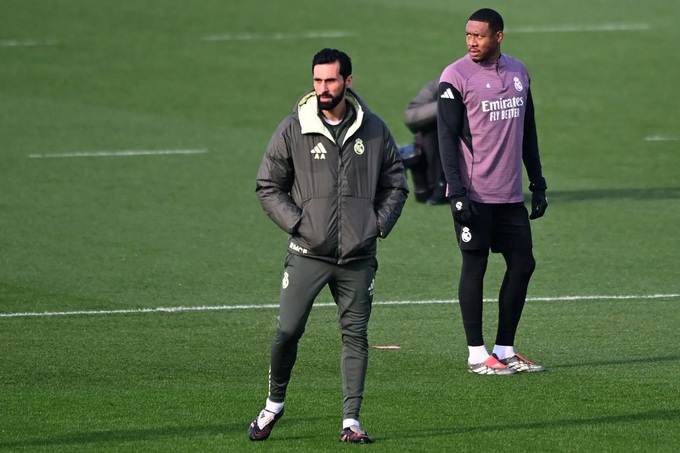 HLV Alvaro Arbeloa không nói được học trò