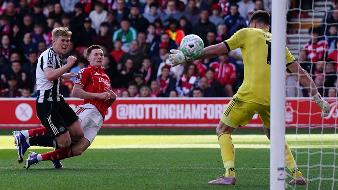 Khoảnh khắc Anderson xé lưới Newcastle