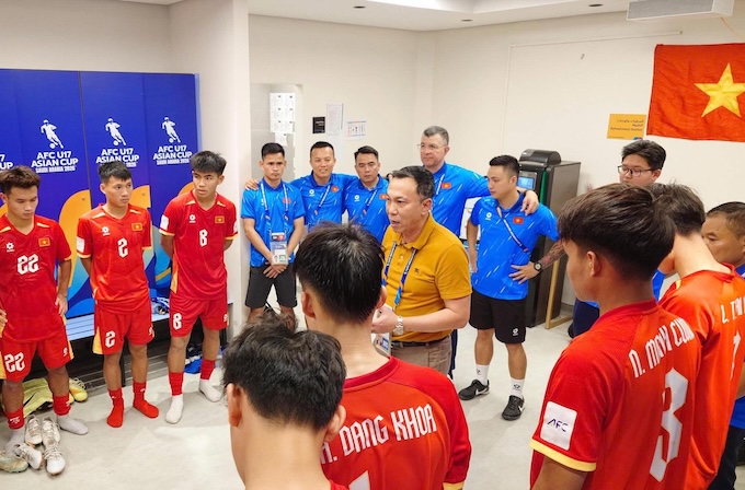 Chủ tịch VFF Trần Quốc Tuấn động viên U17 Việt Nam sau trận đấu thứ 2 ở vòng bảng