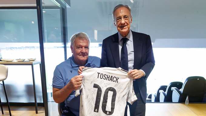 Chủ tịch Perez tri ân Toshack