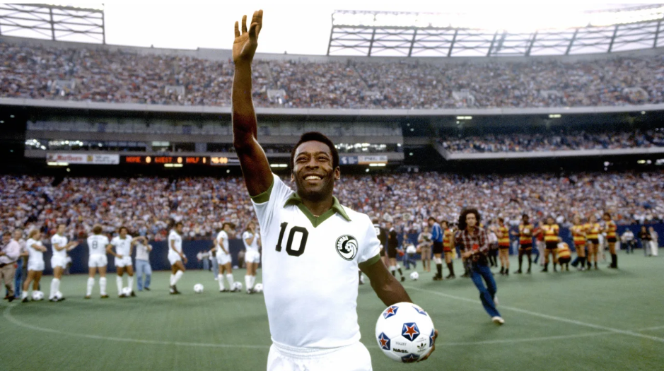Pele chia tay bóng đá năm 1974, nhưng chỉ một năm sau ông đầu quân cho New York Cosmos 