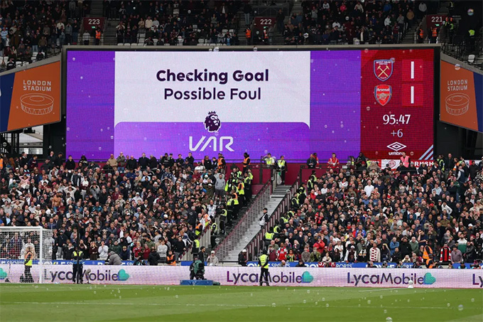 FIFA muốn các trọng T quyết đoán hơn trước khi phải check VAR sau tình huống có bàn thắng