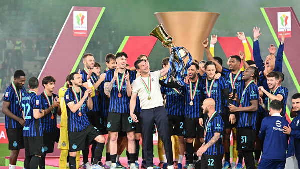 Chivu giương Cúp ở Olympico, nơi ông từng có 4 năm gắn bó thời cầu thủ