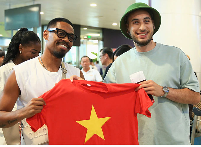 Cao Pendant Quang Vinh tới sân bay đón Julien