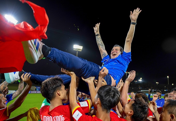 Niềm vui thắng lợi của thầy trò HLV Cristiano Roland 