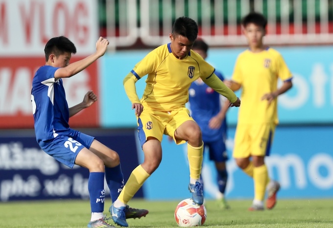 U14 SLNA (áo vàng) giành quyền vào chung kết sau loạt sút luân lưu. Ảnh: Minh Trần