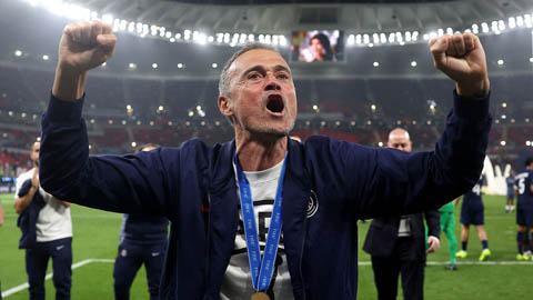 Simone Inzaghi celebrating with his Inter Milan players after beating Barcelona.
