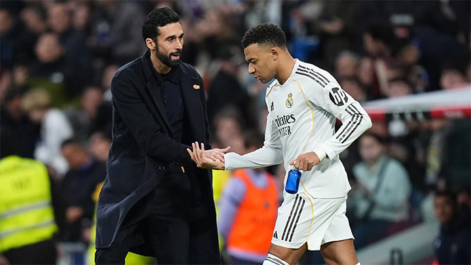 HLV Alvaro Arbeloa bày tỏ thái độ cứng rắn với Mbappe