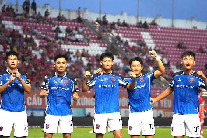 Niềm vui của cầu thủ Becamex TP.HCM khi có bàn gỡ hoà 2-2. Ảnh: CTV 