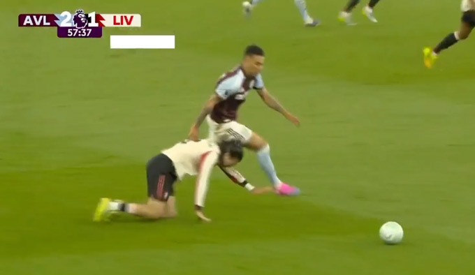 Khoảnh khắc Szoboszlai trượt chân báo hại Liverpool