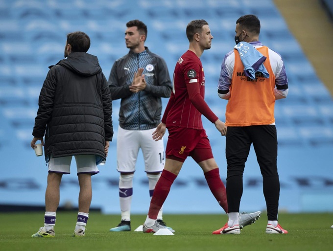 Silva tìm cách không vỗ tay chúc mừng Liverpool