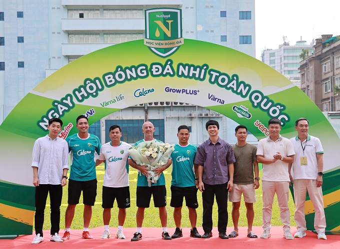 Các trò ruột như Công Phượng, Nhật Minh... đã đến chúc mừng thầy  "Giôm". Ảnh: Đông Huyền 