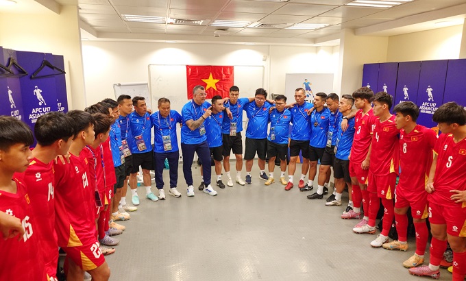 HLV Cristiano Roland động viên các học trò sau trận đấu