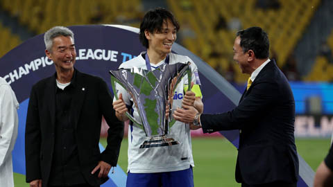 Simone Inzaghi celebrating with his Inter Milan players after beating Barcelona.