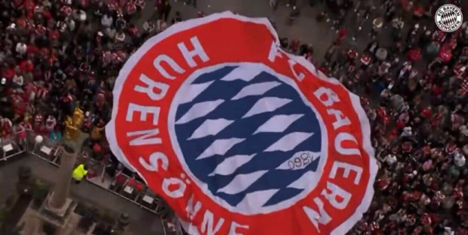 Một lá cờ to với câu chửi tục nhắm vào Bayern đã xuất hiện trên đường