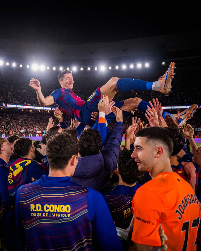 Lewandowski được các đồng đội tung hô sau trận - Ảnh: @FCBarcelona