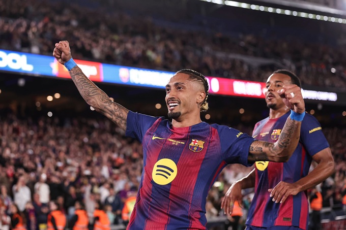 Raphinha tỏa sáng với cú đúp trước Betis tại vòn 37 La Liga