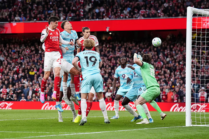 Arsenal thắng đúng bằng thứ vũ khí quen thuộc của họ