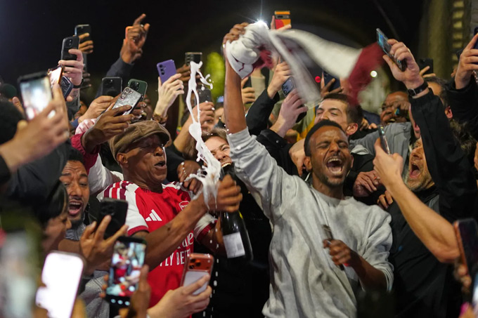 Các fan Arsenal đã trải qua một đêm không ngủ