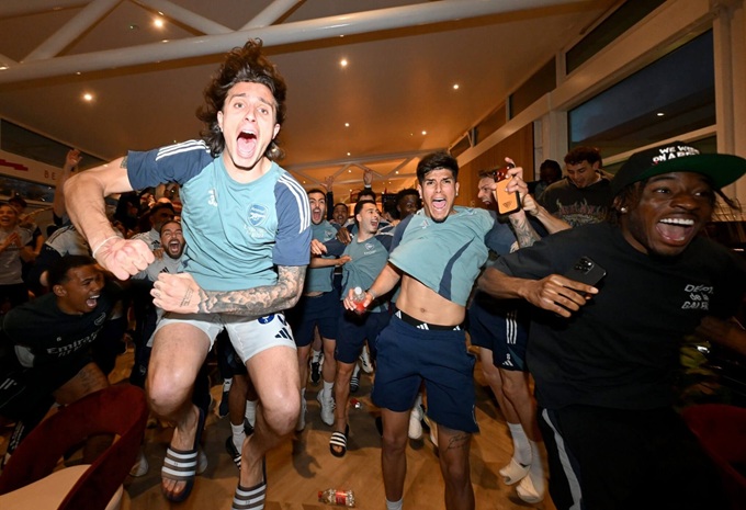 Các cầu thủ Arsenal phấn khích ăn mừng chức vô địch Premier League