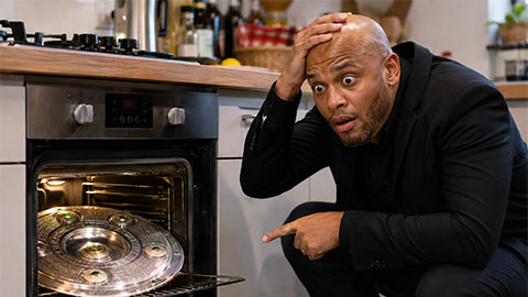 HLV Vincent Kompany tá hỏa với Đĩa bạc Bundesliga vì... đãng trí