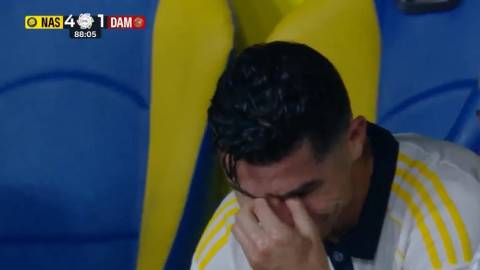 Cristiano Ronaldo khóc nức nở trong ngày vô địch