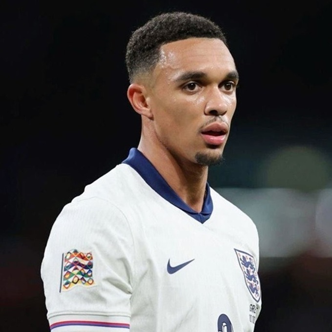 Alexander-Arnold đã không thể cạnh tranh vị trí hậu vệ phải ở ĐT Anh