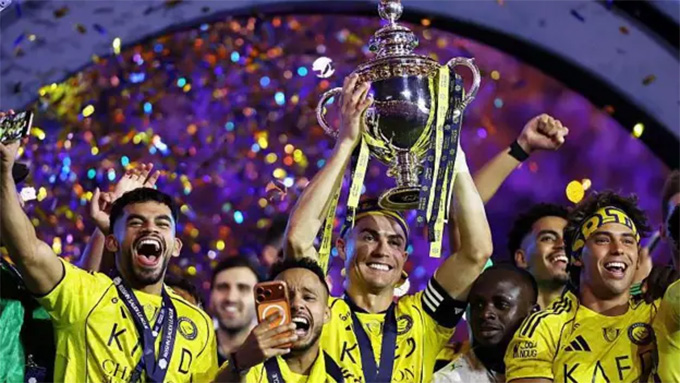 Cristiano Ronaldo cuối cùng cũng nâng cao chức vô địch Saudi Pro League cùng Al Nassr