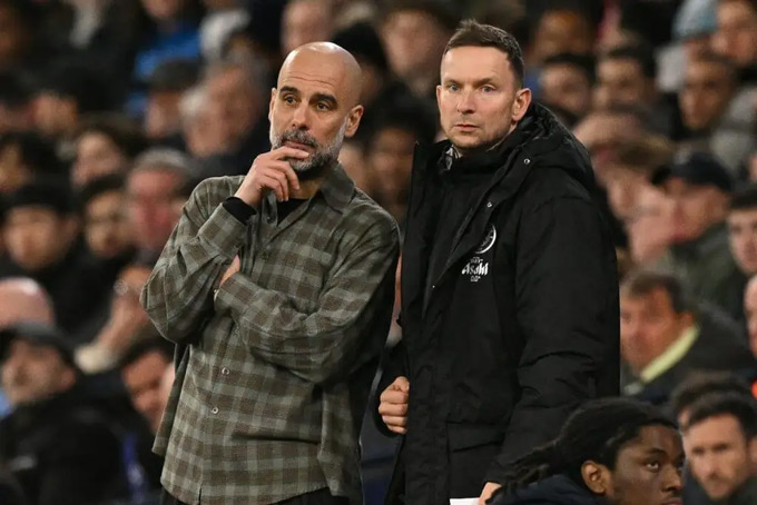 Lijnders (phải) là cái tên tiếp theo chia tay Man City