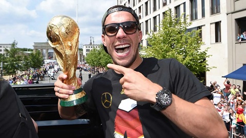 Lukas Podolski giải nghệ ở tuổi 41