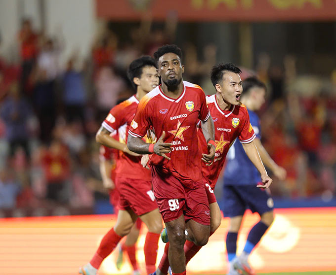 Atshimene ghi bàn gỡ hòa giúp Hà Tĩnh mang về 1 điểm trước đương kim vô địch V.League