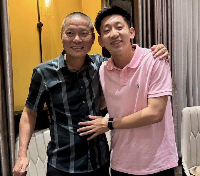 Cầu thủ Nhật Minh chia tay thầy của mình. Ảnh: FBNV 