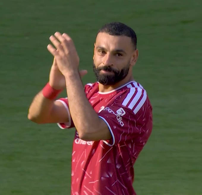 Khoảnh khắc Salah rời sân và nhận được tràng vỗ tay của CĐV - @centregoals