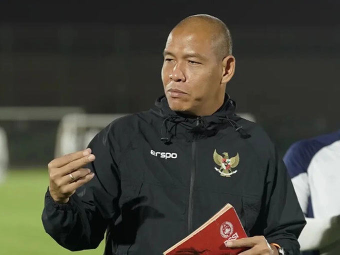 HLV Nova Arianto lo ngại các cầu thủ Indonesia sẽ gặp áp lực tâm lý khi đấu U19 Việt Nam. Ảnh: Bola