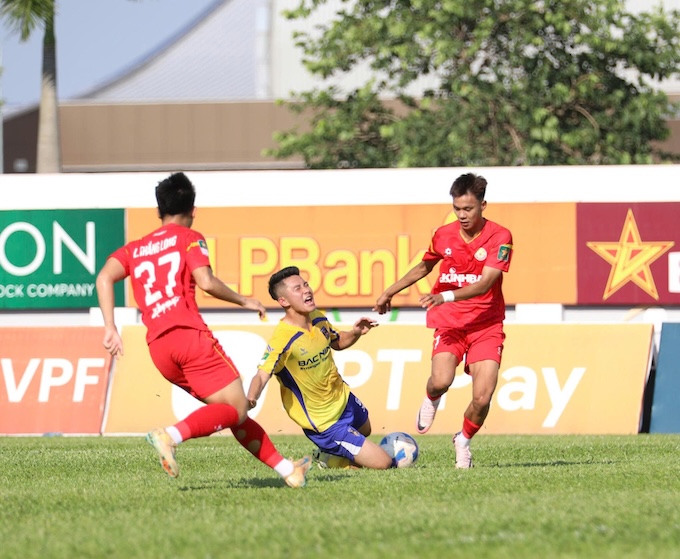 Bắc Ninh (áo vàng) bất ngờ thua đậm trong ngày nhận HCB - Ảnh: CTV