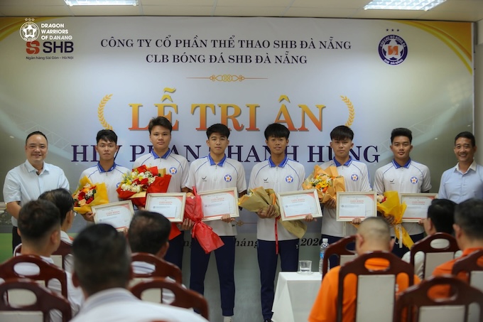 Các cầu thủ trẻ được khen thưởng vì có thành tích tốt trong học tập. Ảnh: FBNV 