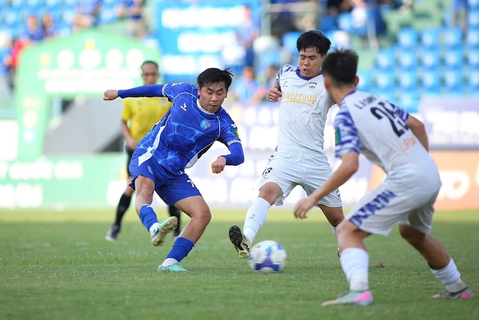 Quảng Ninh (áo xanh) có chiến thắng 4-2 trước Thanh niên TP.HCM - Ảnh: Phan Tùng
