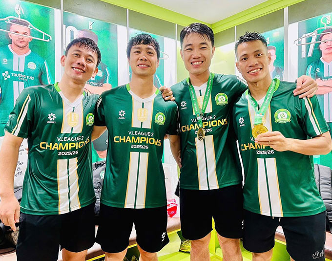 Danh hiệu đầu tiên của lứa 1 HAGL sau 11 năm. Ảnh: FB Nguyễn Công Phượng
