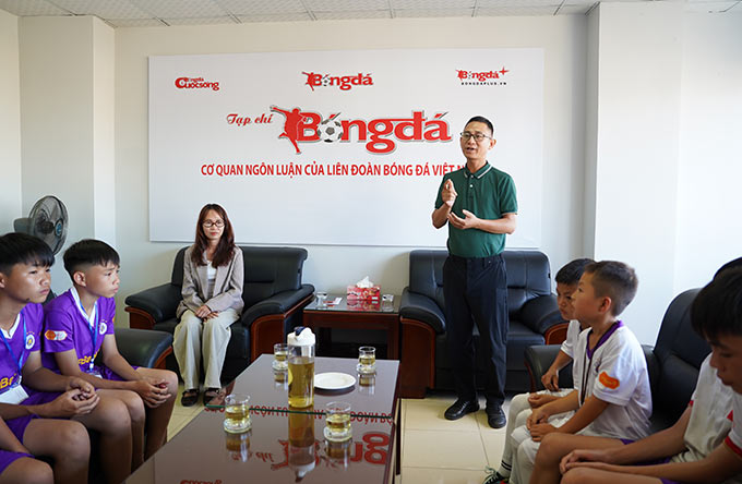 Tổng Biên tập Tạp chí Bóng đá, ông Vũ Khắc Sơn tiếp đón các thành viên của dự án Gieo ước mơ bóng đá. Ảnh: Quốc Việt