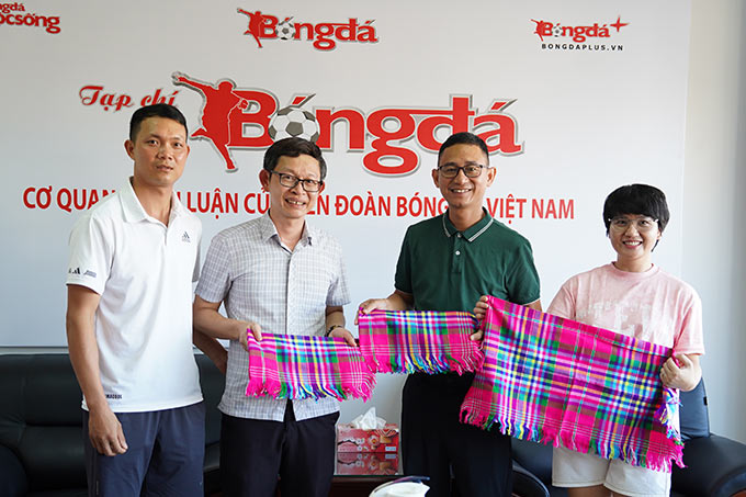 Đại diện đoàn tặng quà cho Tạp chí Bóng đá. Ảnh: Quốc Việt