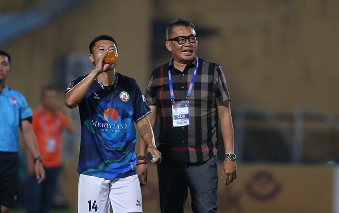 HLV Quang Huy từng giúp Bình Định (tiền thân của Quy Nhơn United) giành Á quân V.League 2023/24 - Ảnh: Minh Tuấn 