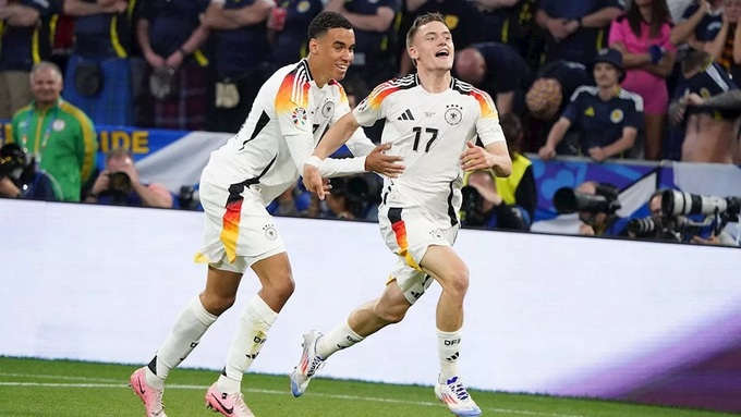 Florian Wirtz (phải) vẫn chưa thể tỏa sáng như sự kỳ vọng