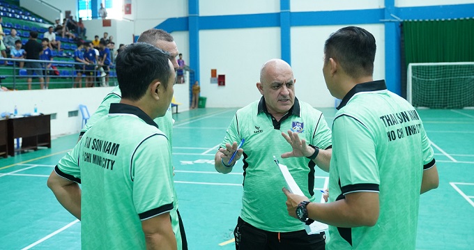 Chuyên gia Luis Fonseca đang trao đổi với các HLV trong nước