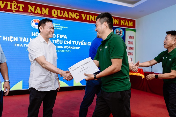 Phó chủ tịch VFF Trần Anh Tú chúc mừng HLV Phan Thanh Bình đã hoàn thành khóa Hội thảo. Ảnh: Hà Đức