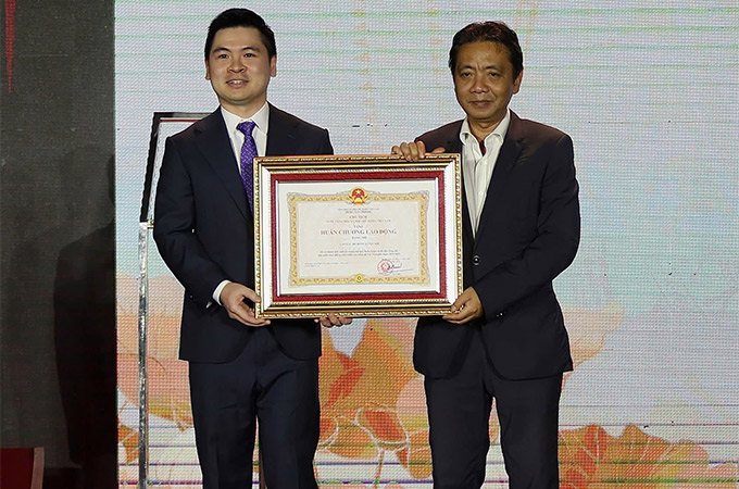 CLB Hà Nội đi vào lịch sử bóng đá Việt Nam khi từng được nhận cả Huân chương Lao động hạng Nhì và hạng Ba