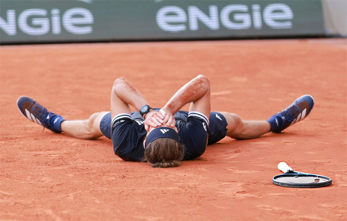 Zverev nằm sân ăn mừng sau khi giành điểm quyết định. Ảnh: ATP