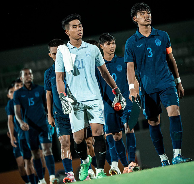 U19 Campuchia may mắn vượt qua vòng bảng nhờ 2 bàn phản lưới của đối thủ 
